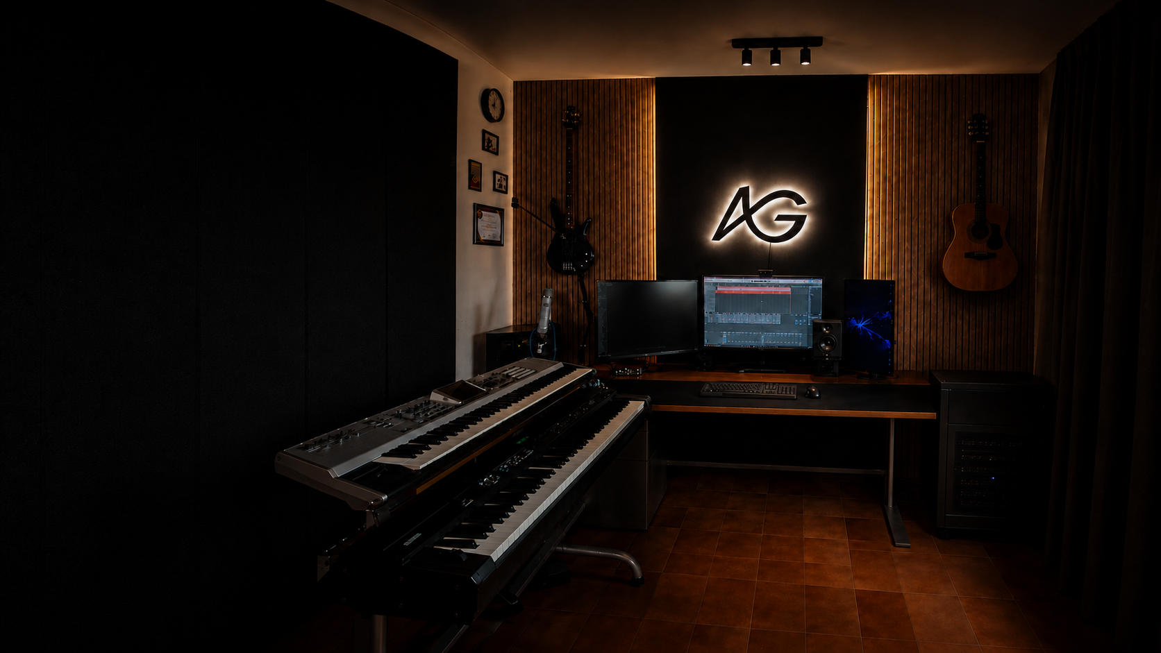 El estudio de Andrés Gallardo, con teclados, equipo de producción y su logotipo AG