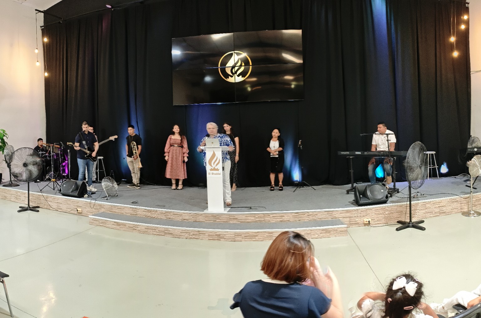 Músicos, cantantes y comunidad reunidos en el templo de Vida Real Reus
