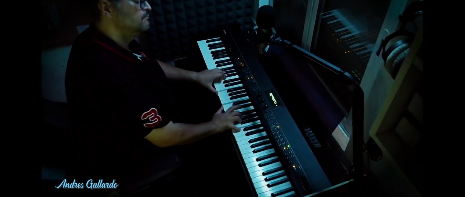 Andrés Gallardo tocando el teclado en un momento de adoración